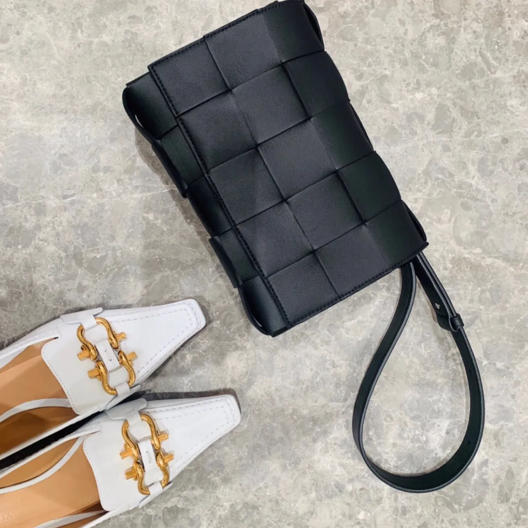 It looks like a men's bag, but it's actually very unisex. As a girl, I can't help but love it, and boys don't look too girly when carrying it.